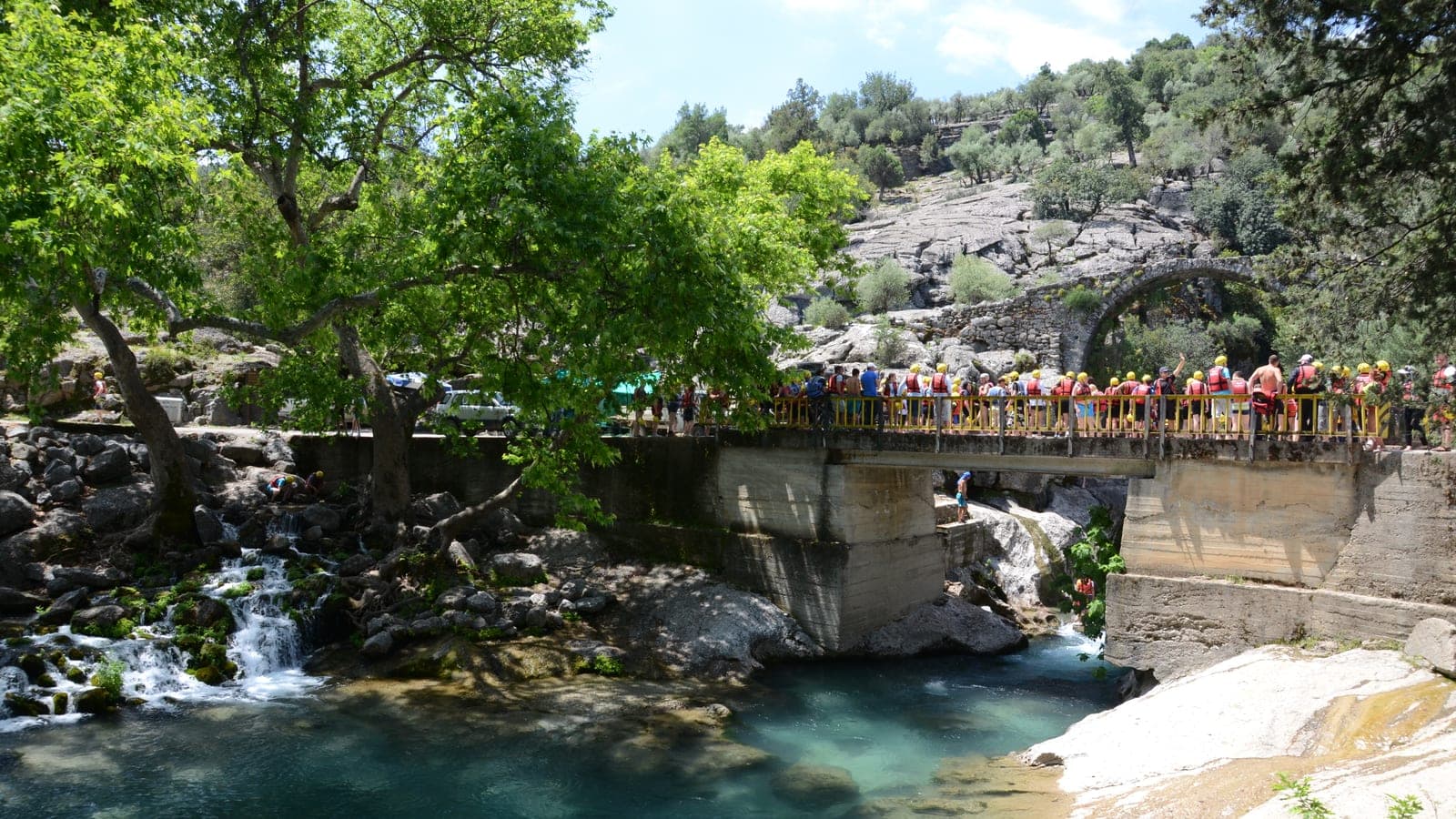 Römische Steinbrücke über dem Fluss im Köprülü Canyon