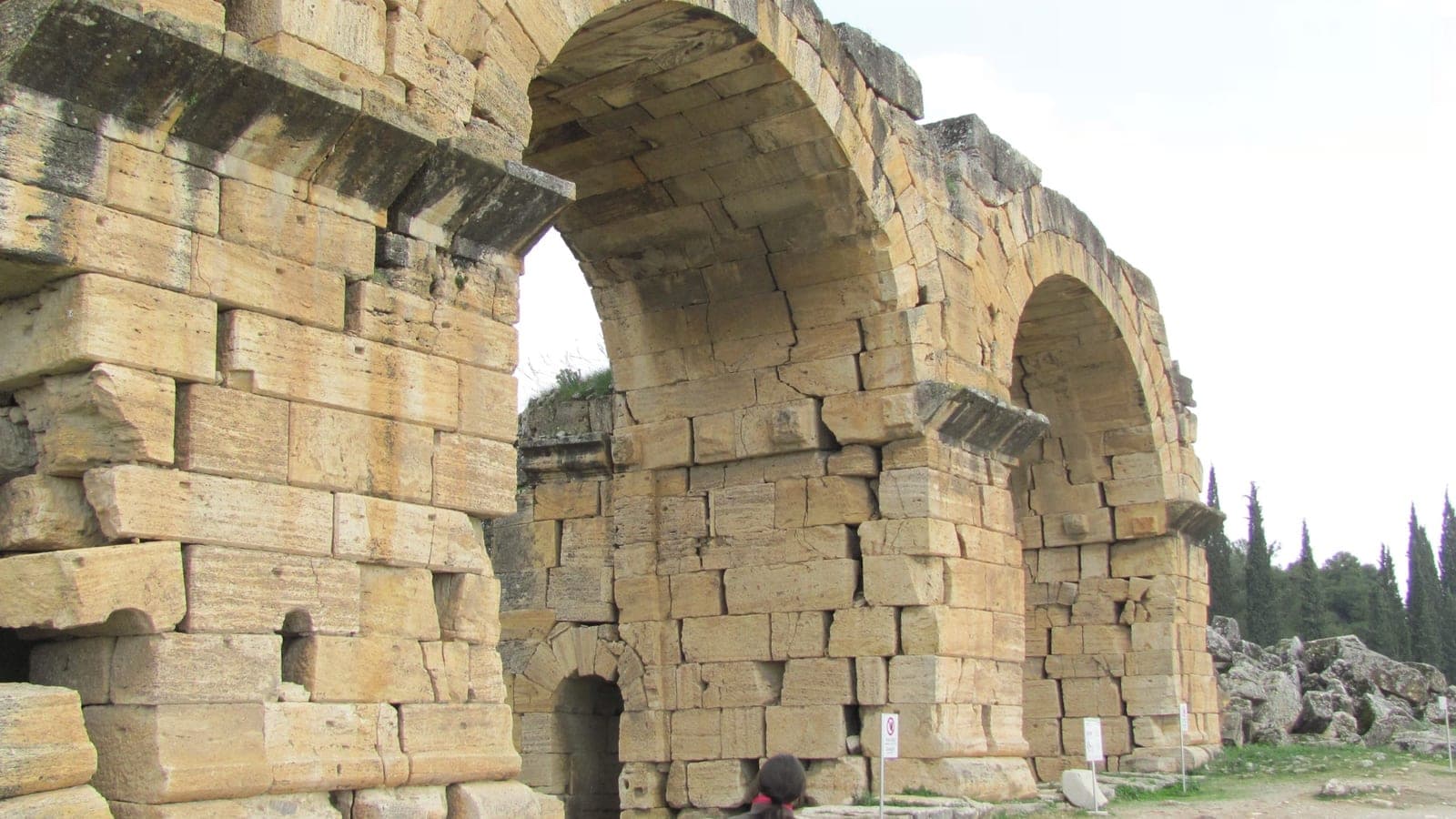 Antike Steinruinen von Hierapolis über den Sinterterrassen von Pamukkale