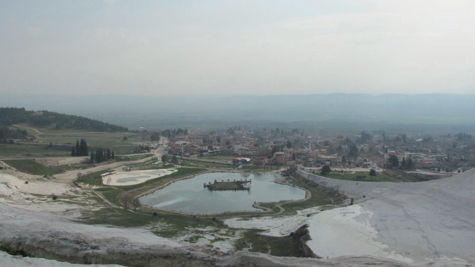 Thermalwasser und der See unterhalb der weißen Terrassen von Pamukkale
