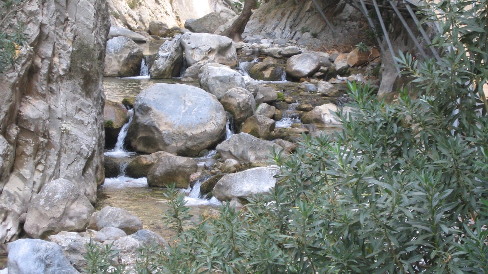 Holzsteg entlang des Baches im Sapadere Canyon
