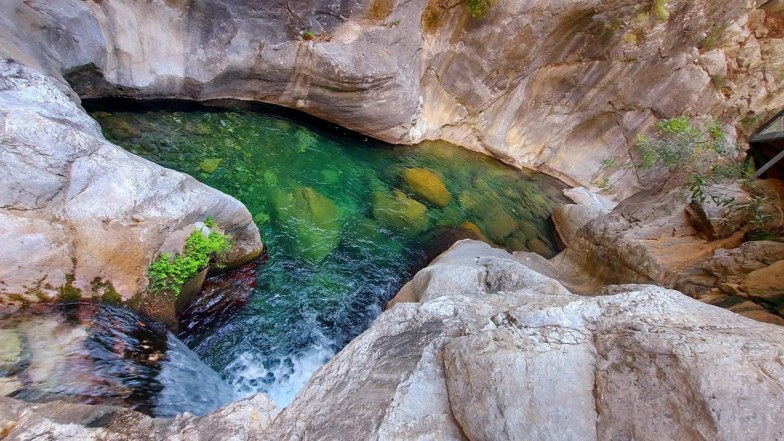 Wasserfall und klares Becken am Ende des Stegs im Sapadere Canyon