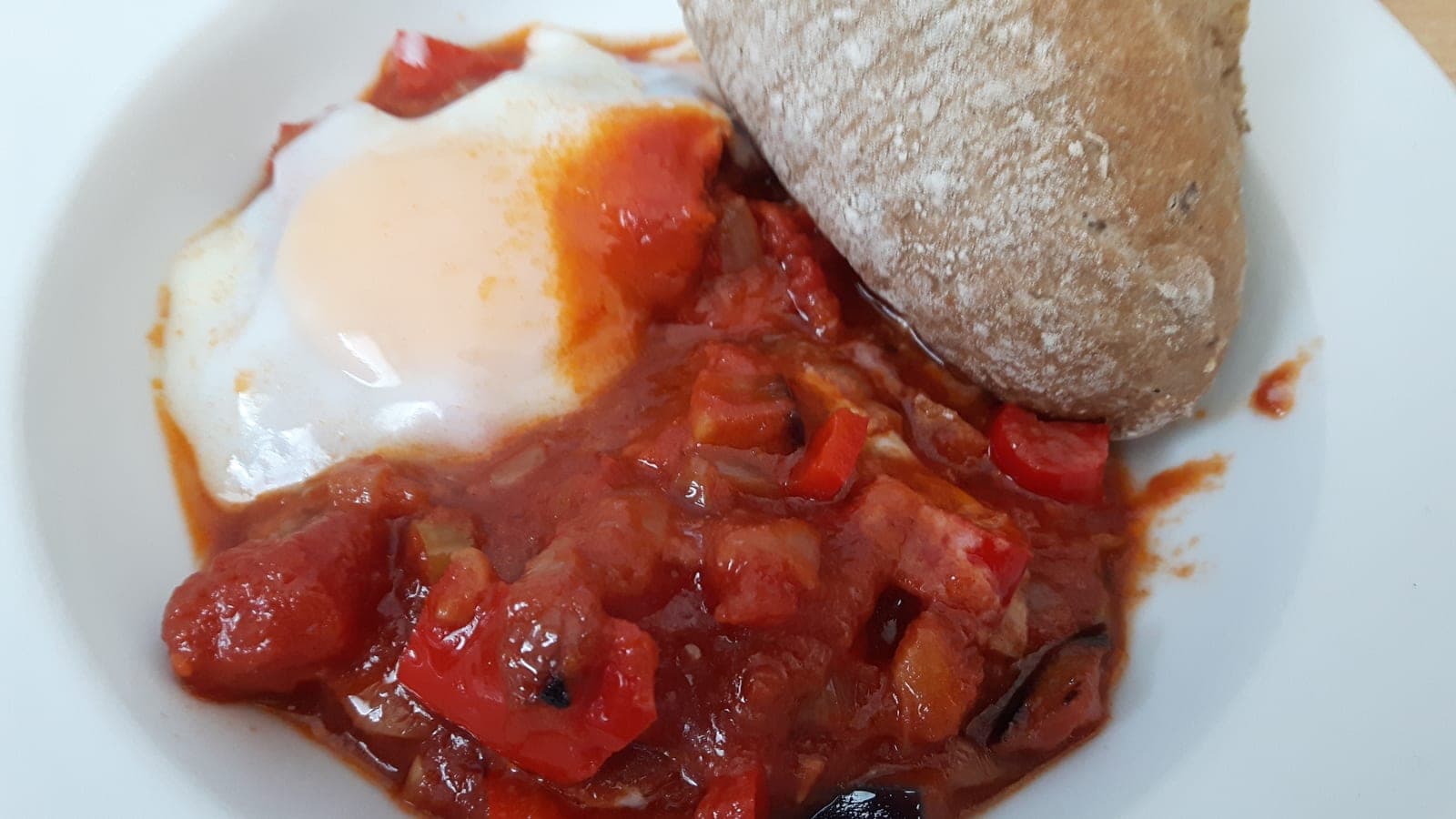 Kendi sahanında servis edilen menemen ve ekmek
