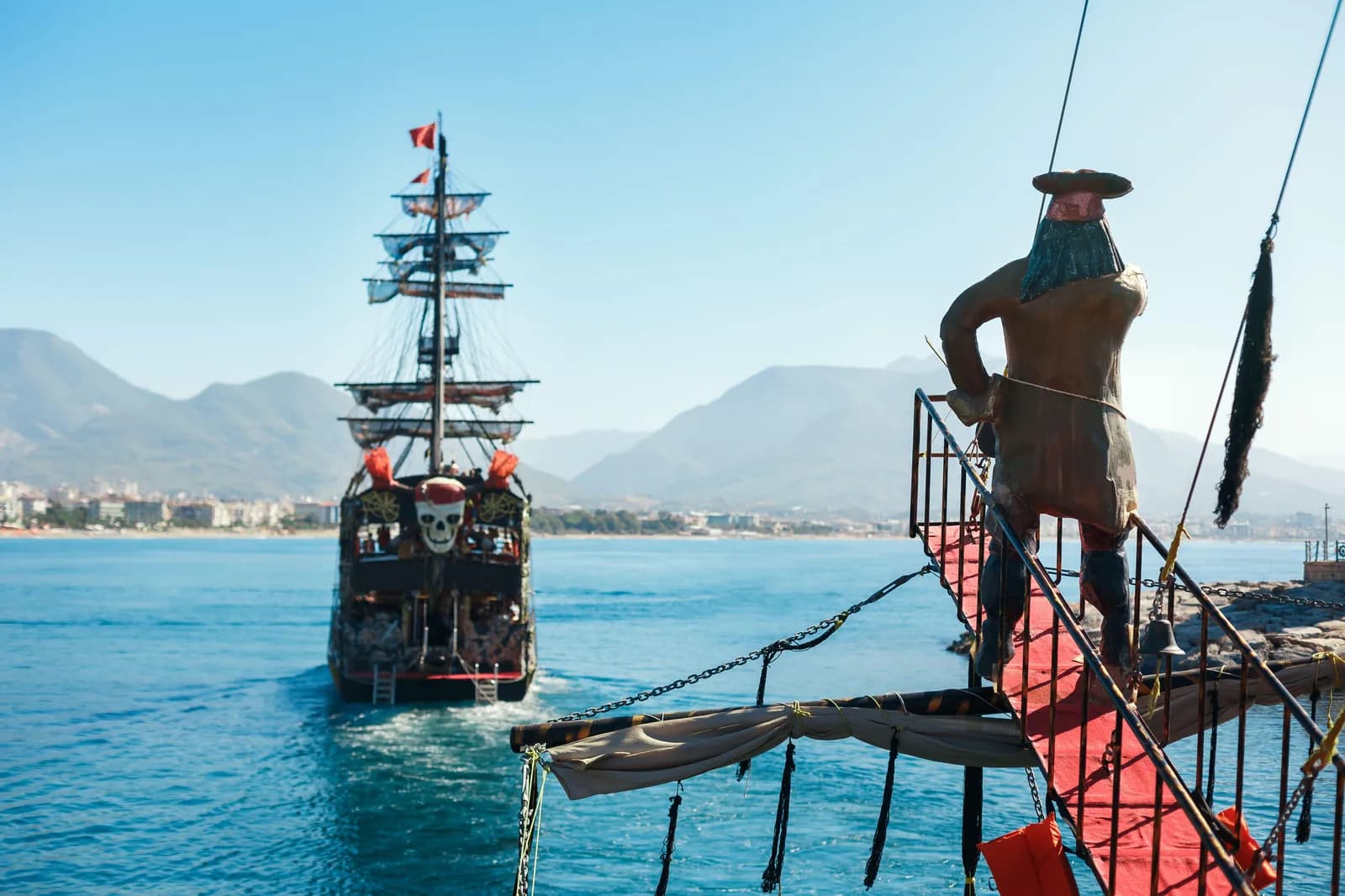 Alanya: Luxury Pirate Boat w/Transfer, Lunch & Soft Drinks
