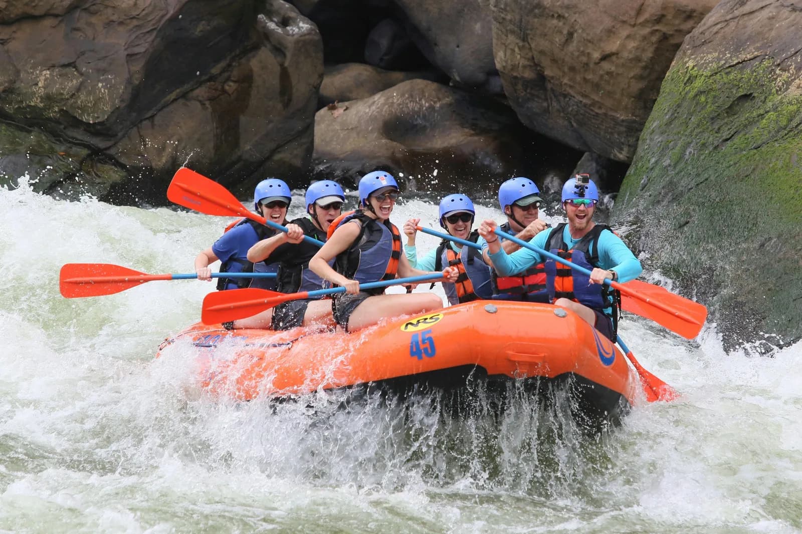 Schlauchboot mit Teilnehmern beim Wildwasser-Rafting auf dem Fluss im Köprülü-Kanyon
