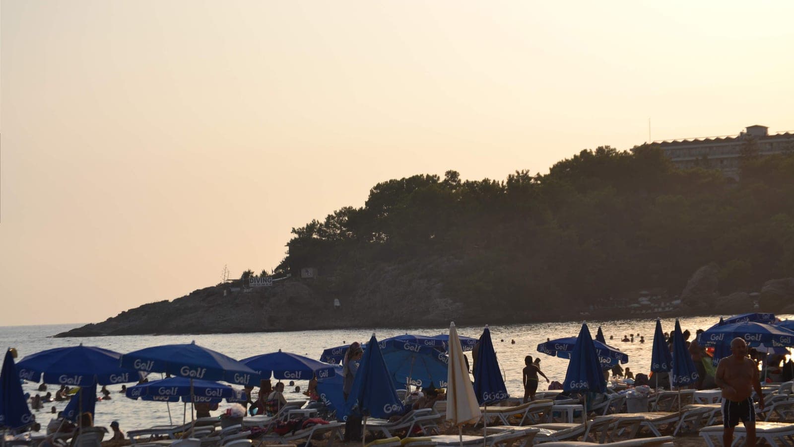 Feiner heller Sand und flaches türkisfarbenes Wasser am Strand von İncekum