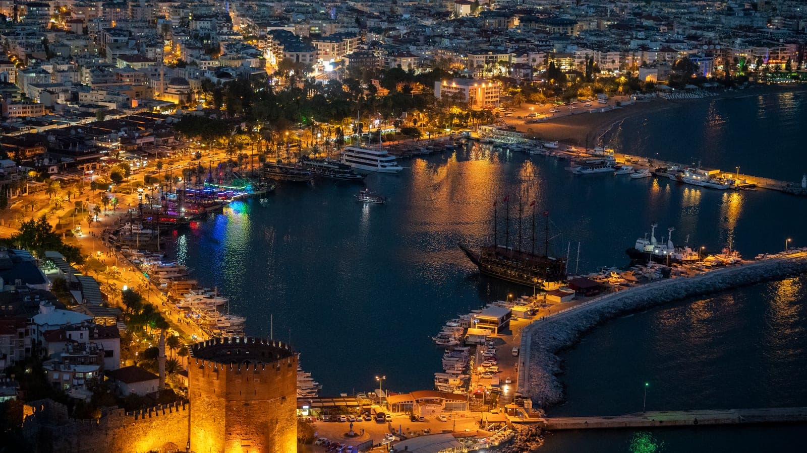 Nachtleben in Alanya: von der Bar Street zum Hafen