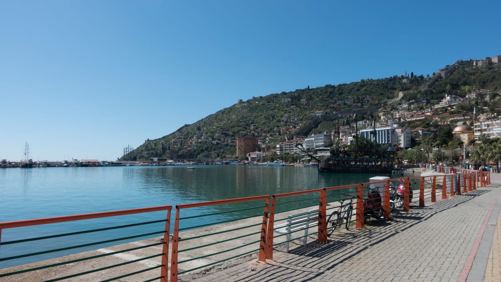 Ausflugsboote entlang der Hafenpromenade von Alanya