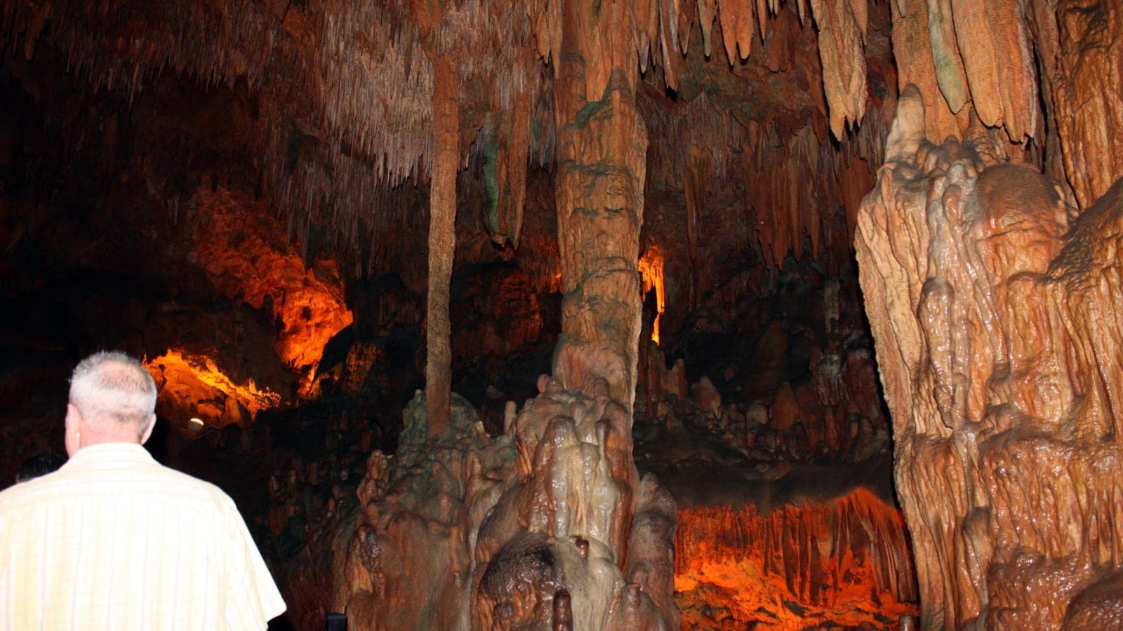 Beleuchtete Tropfsteinformationen in einer Höhle bei Alanya