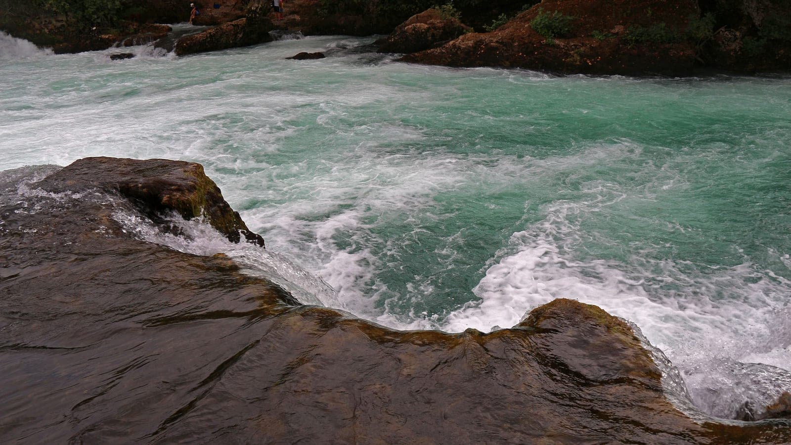 Der breite Vorhang des Manavgat-Wasserfalls im Fluss