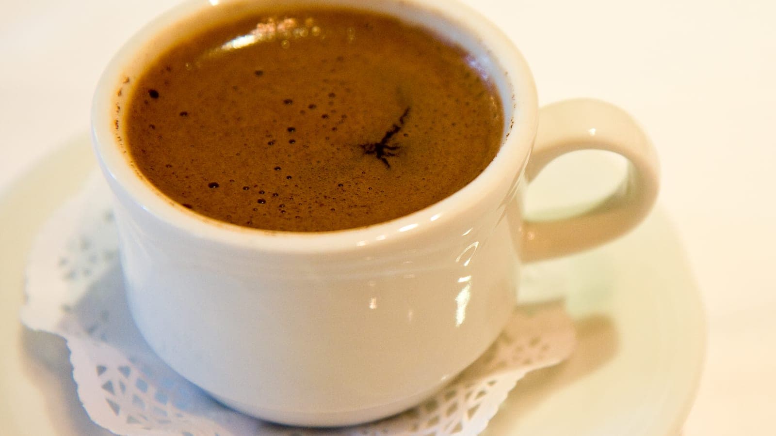 Kleine Tasse türkischer Kaffee mit dicker Crema