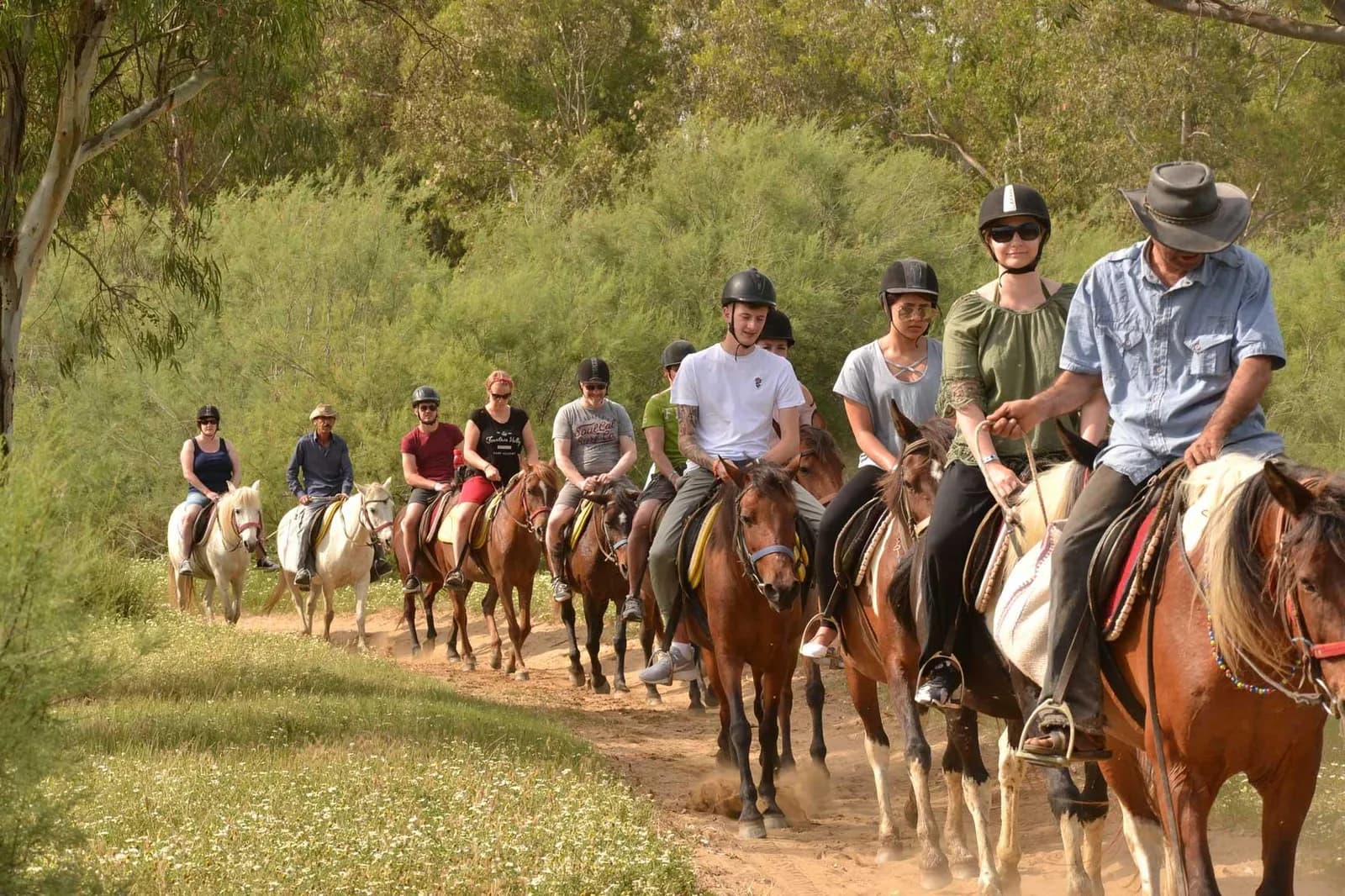 Toros Dağları manzarası eşliğinde at binen insanlar