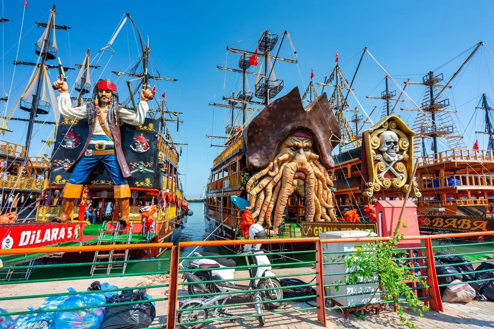 Alanya: Luxury Pirate Boat w/Transfer, Lunch & Soft Drinks