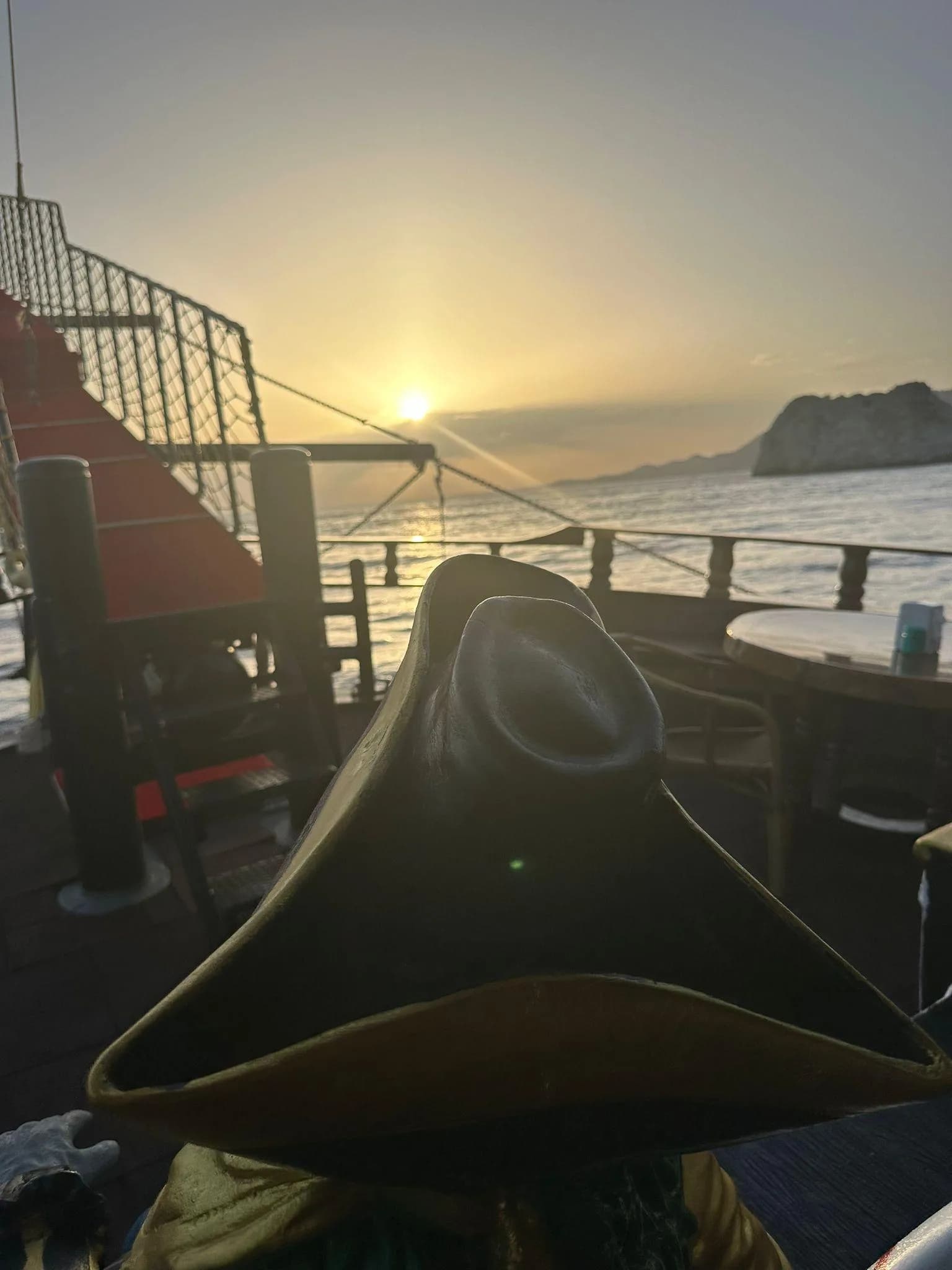 Ein großes Ausflugsboot fährt am Abend entlang der Küste von Alanya