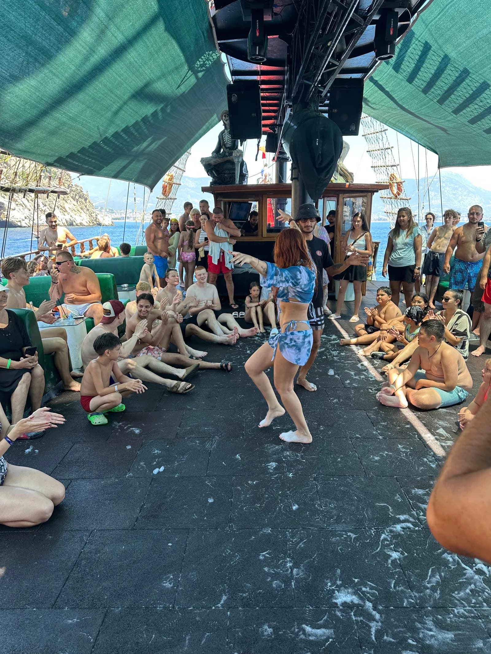 Ein grosses Piratenschiff mit drei Decks liegt im Hafen von Alanya