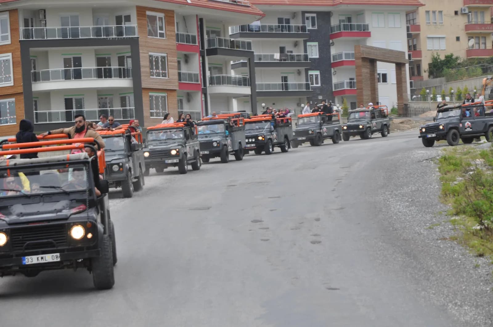 Teilnehmer einer Jeep-Safari baden im kühlen Wasser des Dimcay-Flusses