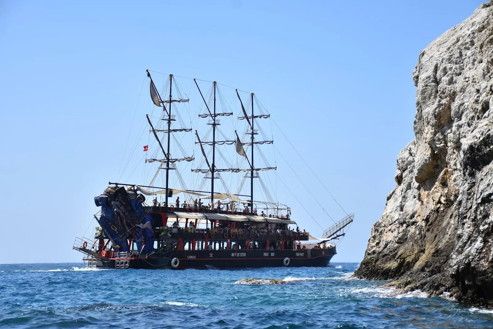 Menschen tanzen bei einer Schaumparty auf dem offenen Meer auf einem Schiff